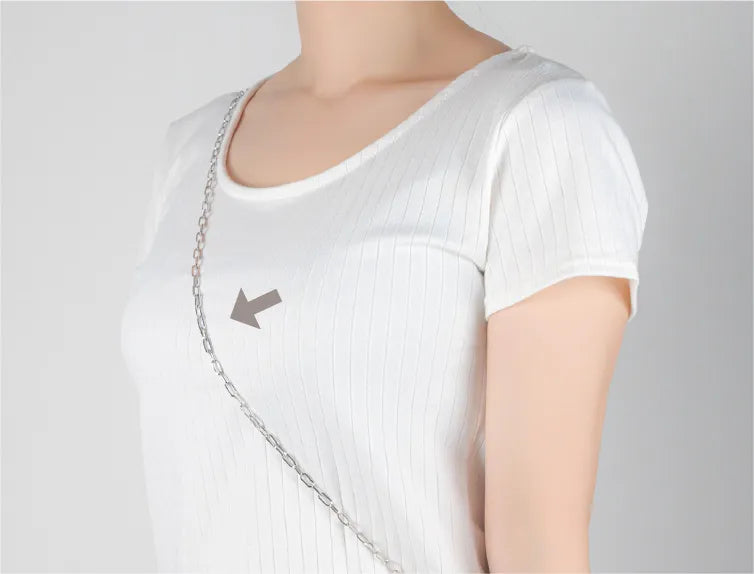 白Tシャツ・ストラップのぞきカット