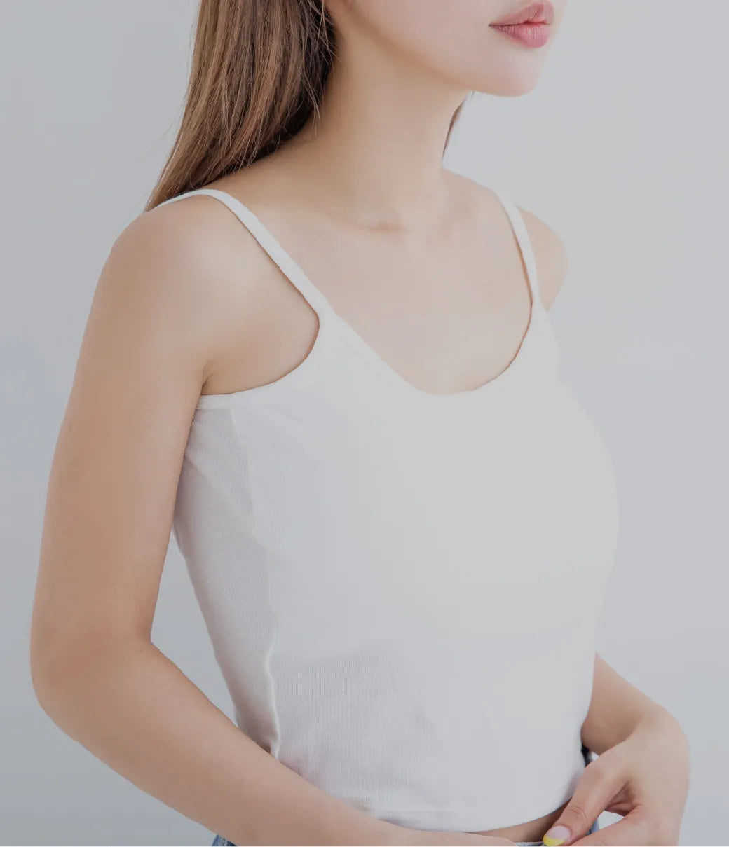 ブラトップを着た女性